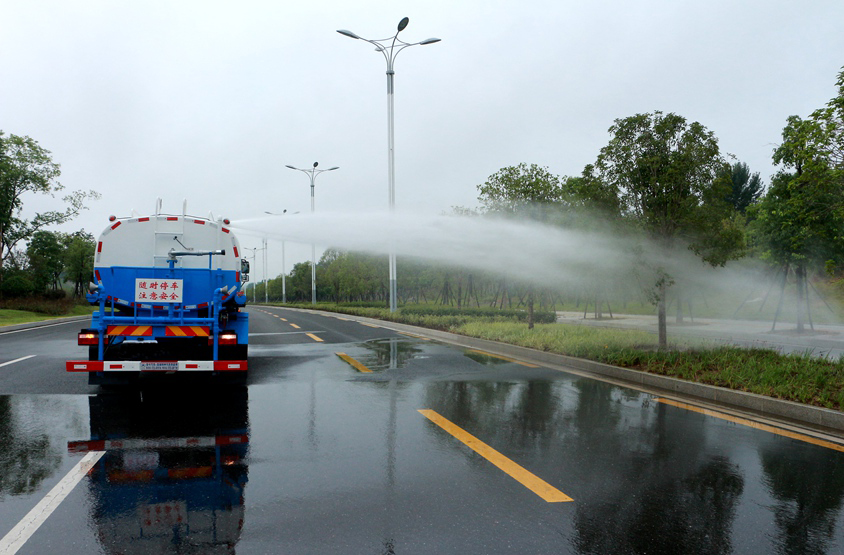 歐曼22方后八輪運水灑水車頂噴功能演示